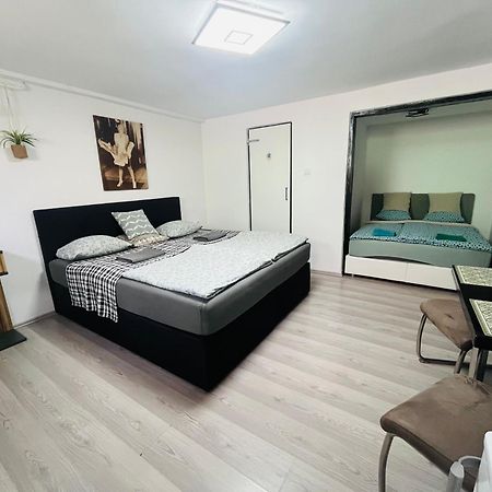 Apartmanek Patricie Room With Kitchenette Suitable For 2 Adults And 2 Children Mikulov Eksteriør billede