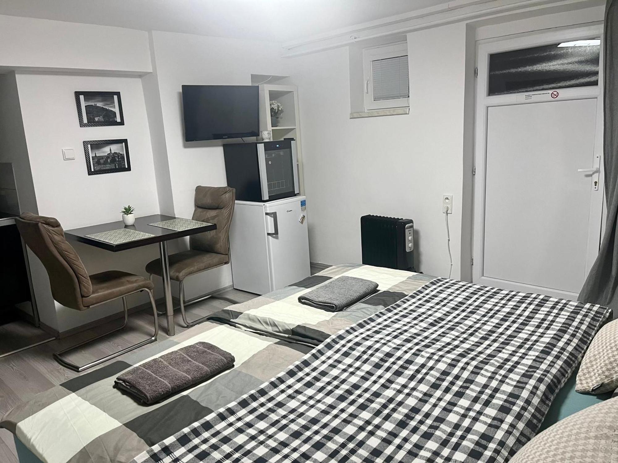 Apartmanek Patricie Room With Kitchenette Suitable For 2 Adults And 2 Children Mikulov Eksteriør billede